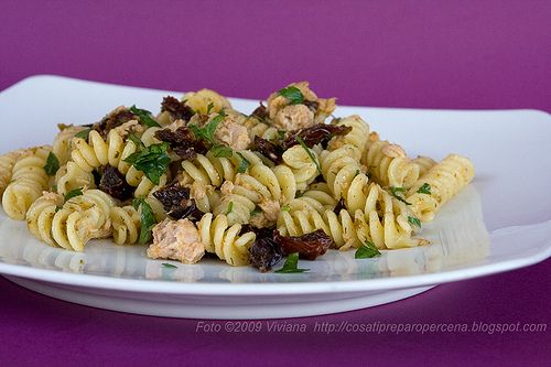 pasta con tonno capperi e pomodori secchi