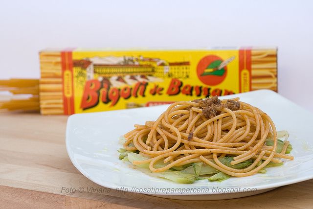 bigoli con sardela e puntarelle