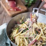 trofie con speck e funghi filanti