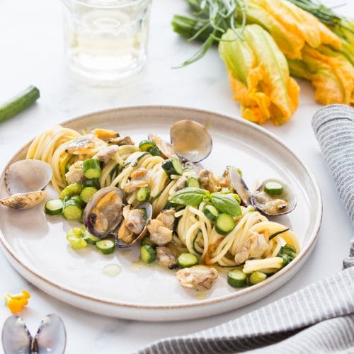 Spaghetti alle vongole con fiori di zucca e agretti - Cosa ti preparo ...