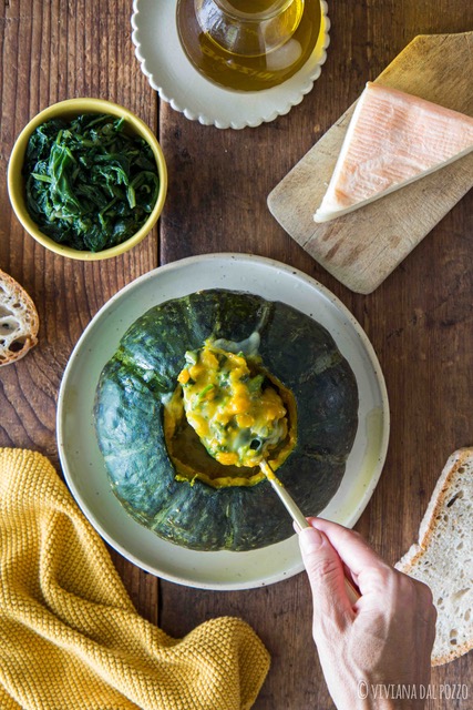 Zucca ripiena cremosa con erbette e formaggio